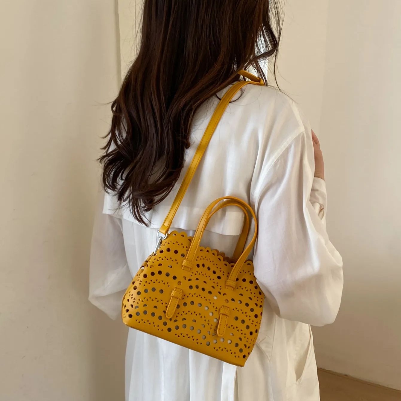 Red Hollow Printed Crossbody B - Leather Work Handbags For Women 评论和价格